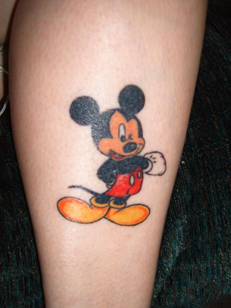 Mẫu xăm đùi chuột Mickey