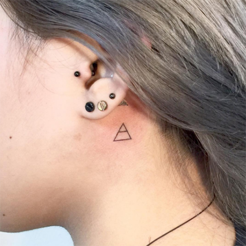 Mẫu xăm hình tam giác sau tai nữ