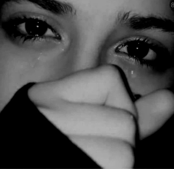 Bức ảnh cô gái buồn khóc