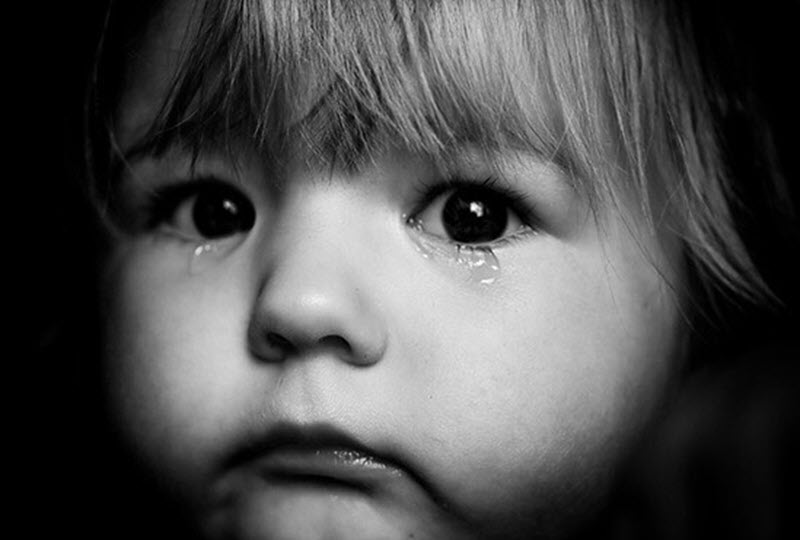Hình ảnh những đứa trẻ buồn khóc