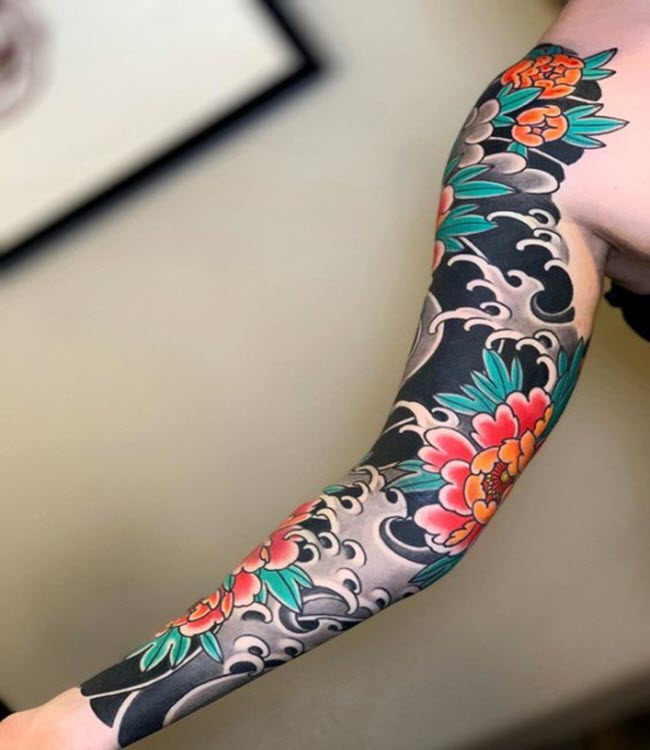 Hình xăm hoa đẹp Nhật Bản trên cổ cánh tay