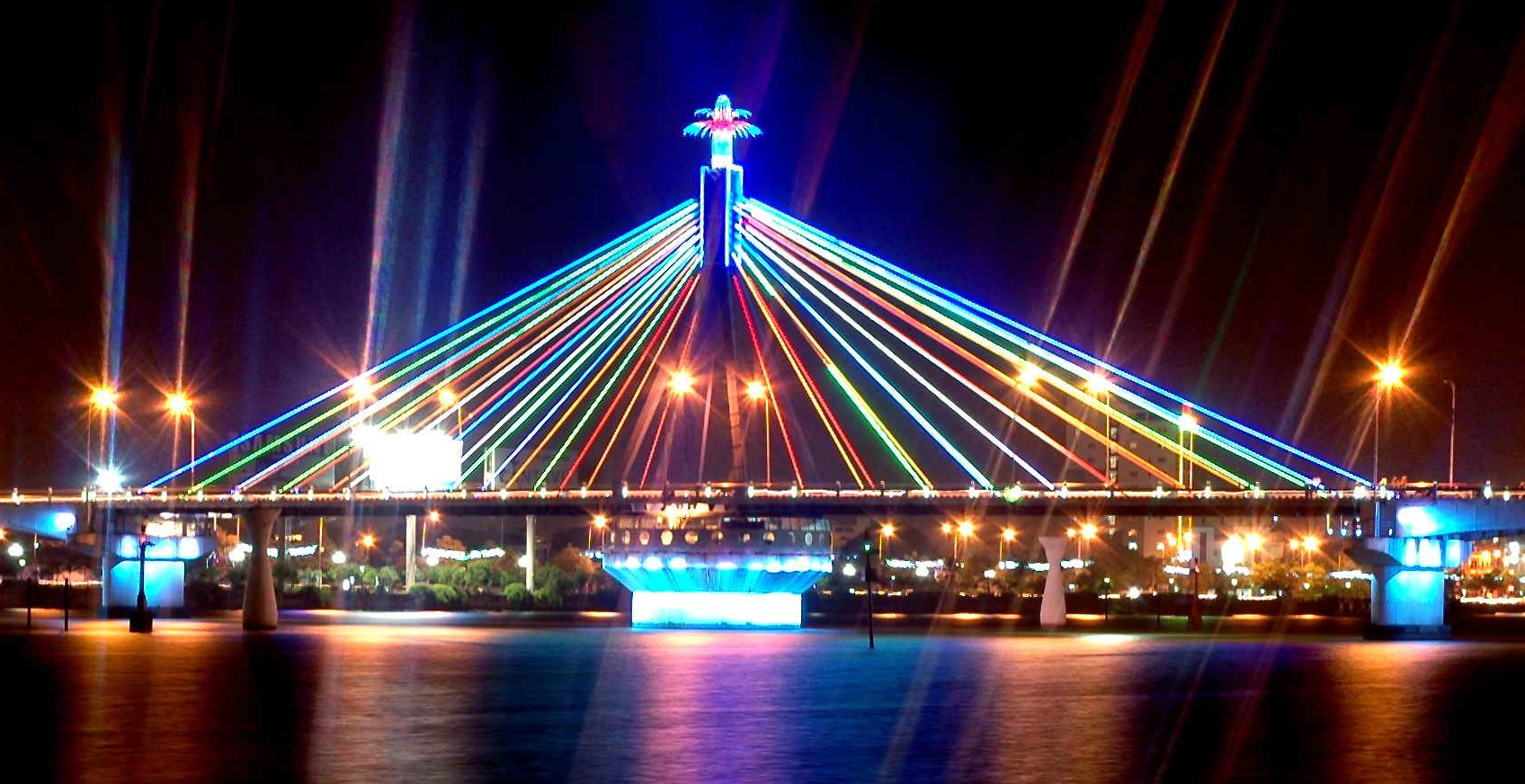 Hình ảnh cầu sông Hàn niềm tự hào của người dân Đà Nẵng về đêm