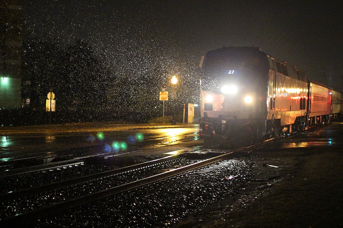 Ảnh đoàn tàu trong cơn mưa đêm