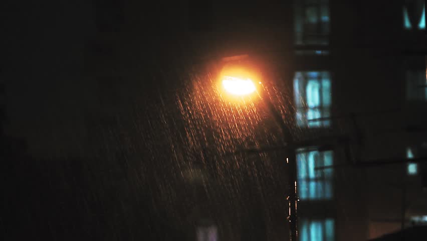 Hình ảnh mưa đêm lặng lẽ