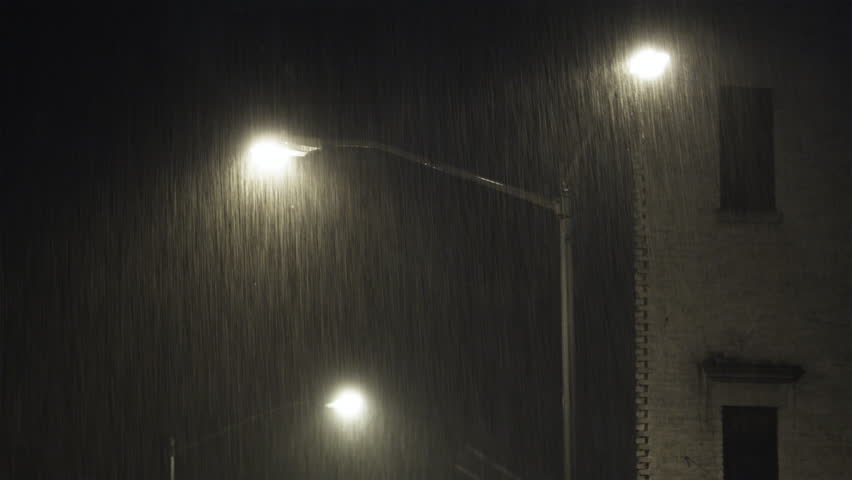 Hình ảnh mưa rào trong đêm đông