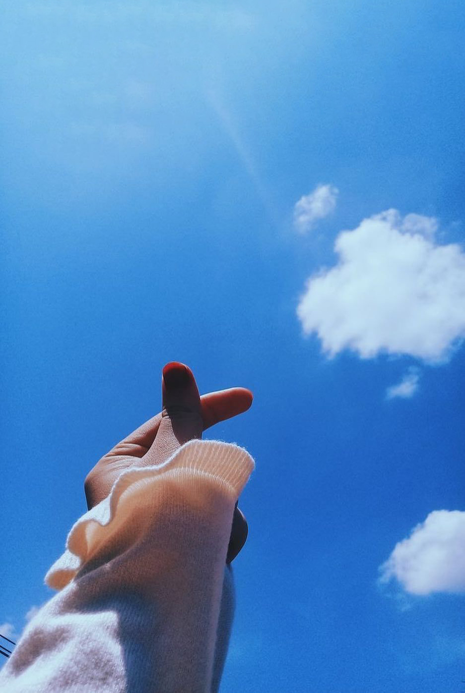Hình ảnh bầu trời xanh và bàn tay
