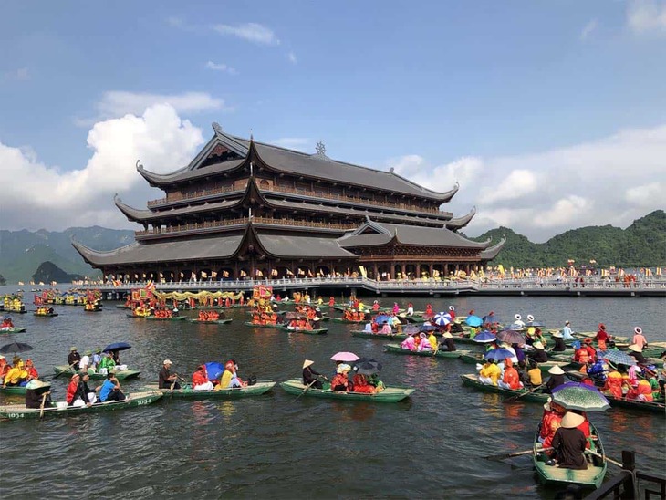 Hình ảnh chèo thuyền bên chùa Tam Chúc