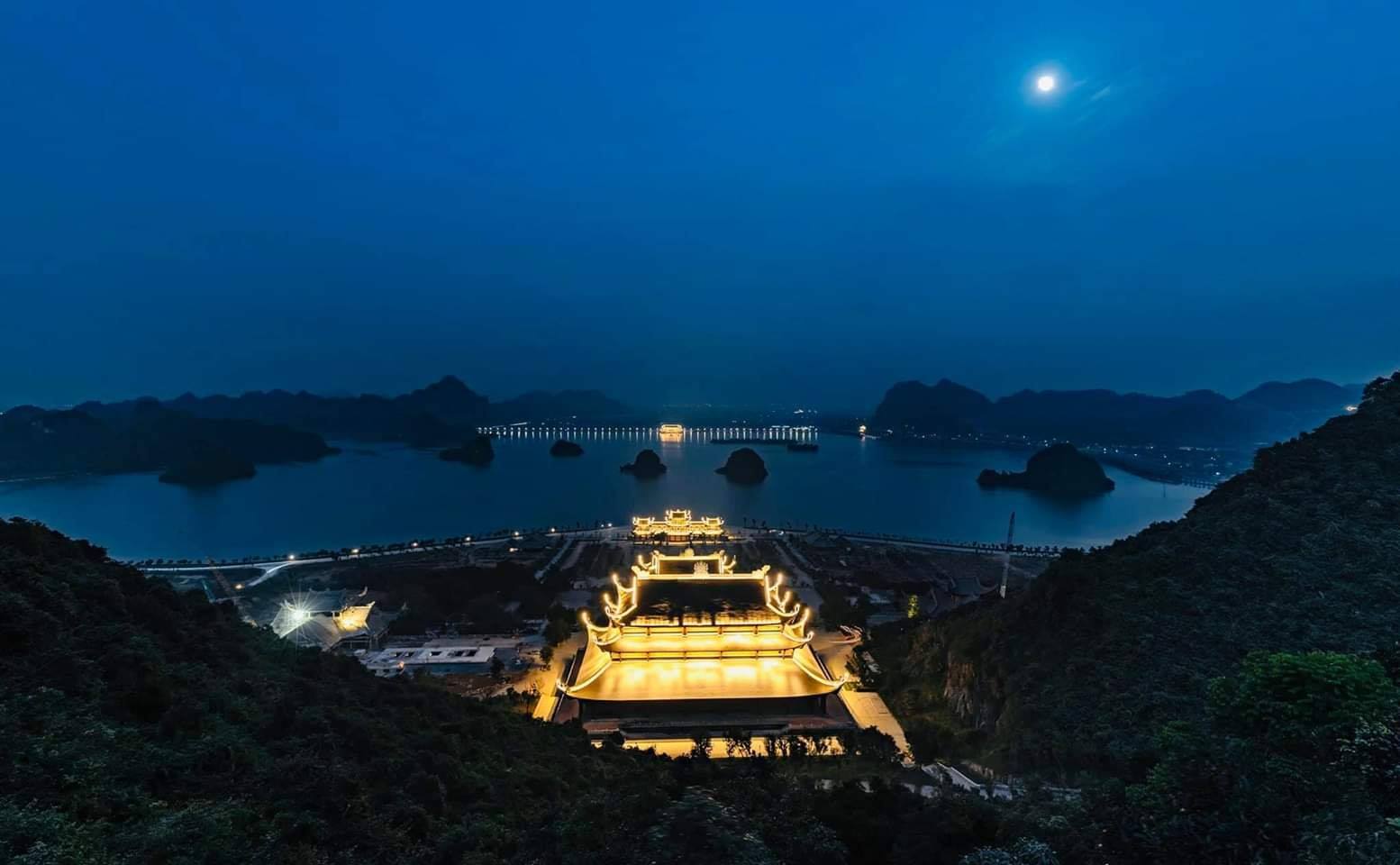 Hình ảnh chùa Tam Chúc lung linh ánh đèn