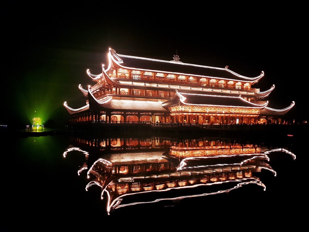 Hình ảnh chùa Tam Chúc dưới ánh đèn