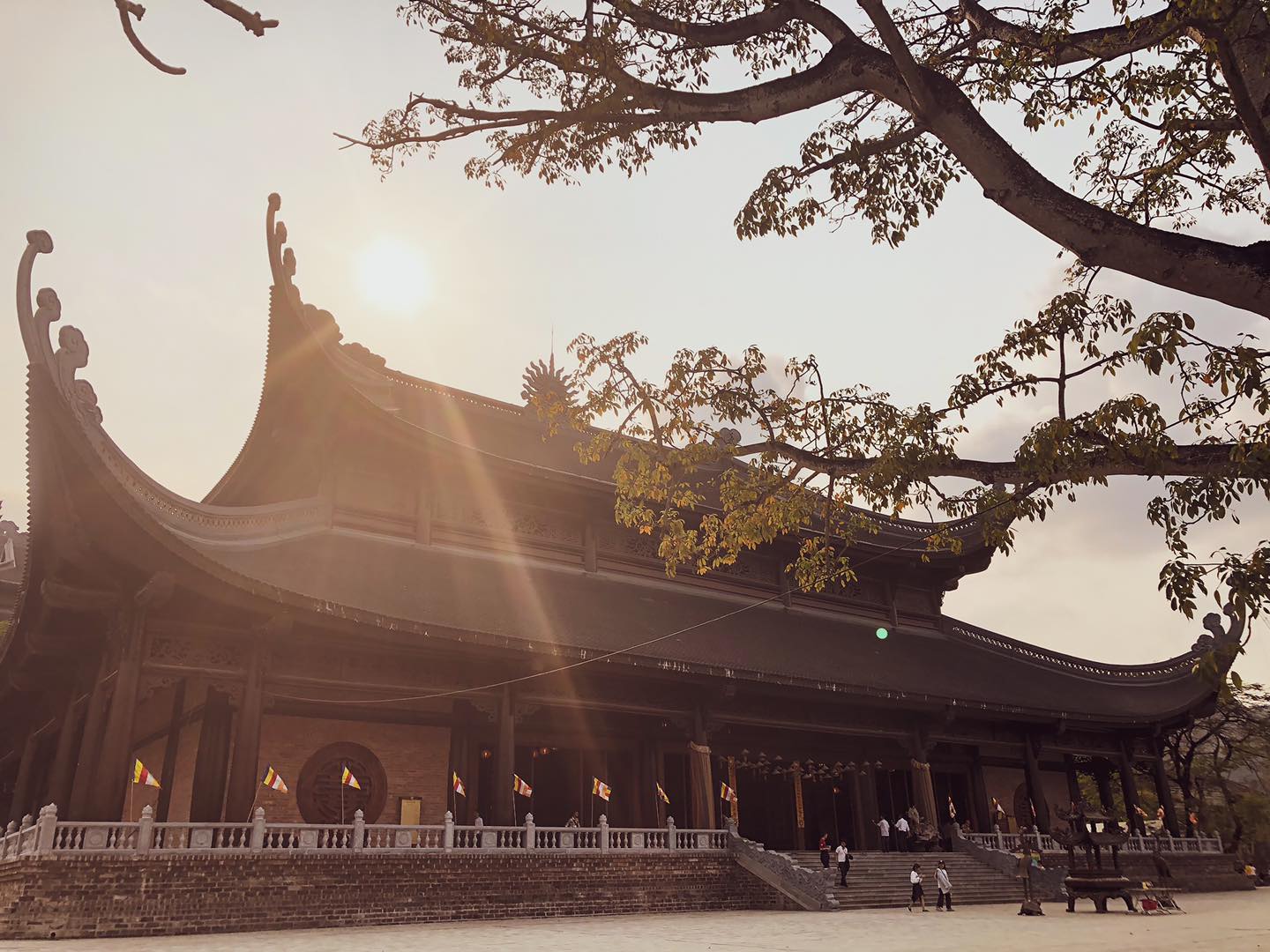 Hình ảnh chùa Tam Chúc dưới ánh nắng