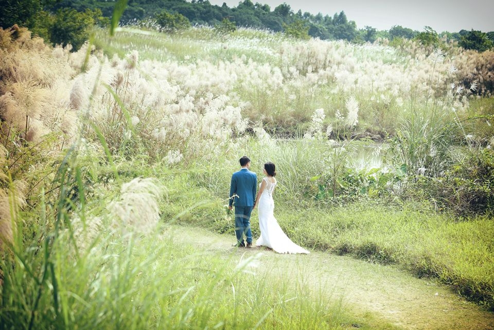 Ảnh cưới chụp trong bãi đá sông Hồng