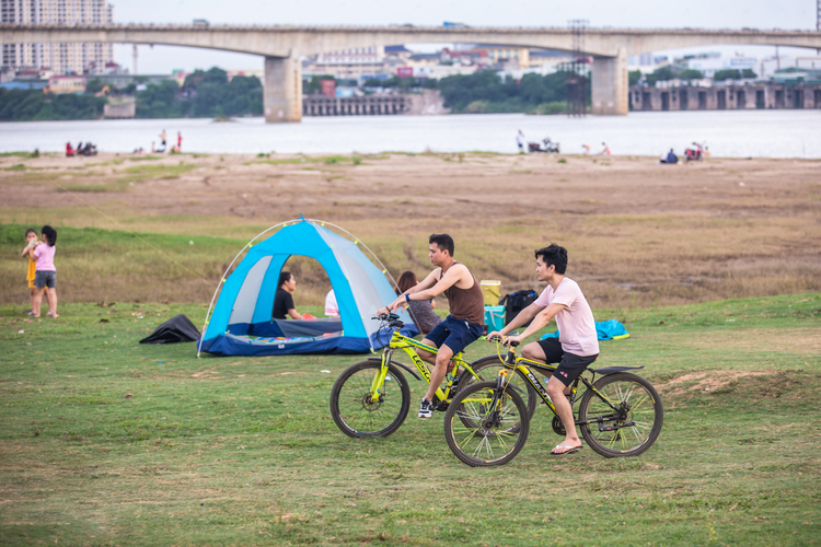 Hình ảnh đạp xe bên bãi đá sông Hồng