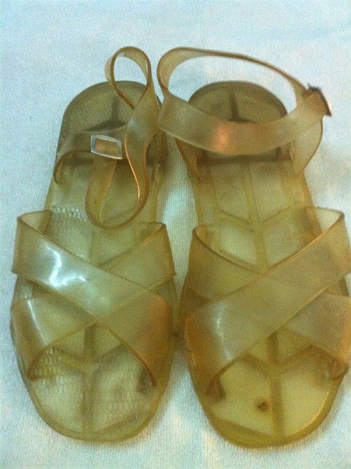 Hình ảnh đôi dép sandal Việt Nam huyền thoại