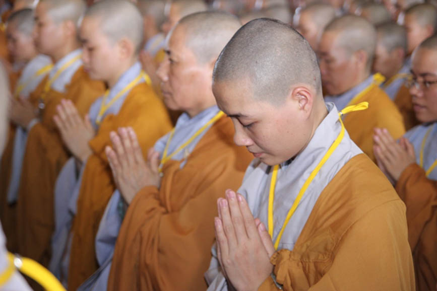 Chân dung chắp tay lạy Phật